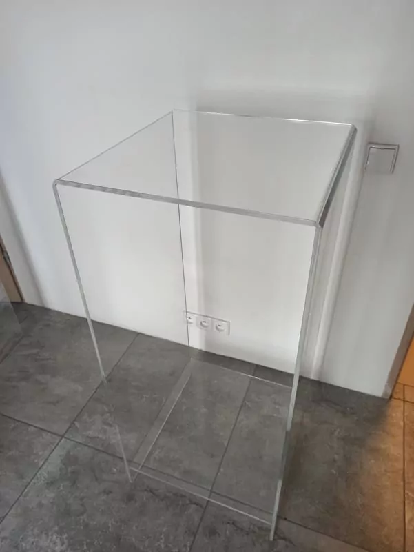 Urna, mównica, kieszeń na ulotki - co można jeszcze wykonać z plexi