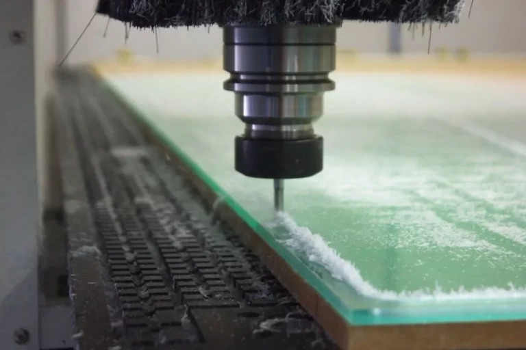 Frezowanie plexi – na czym polega, jak wygląda, ile kosztuje?