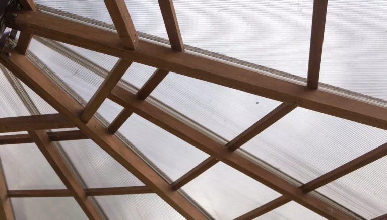 Jak poliwęglan zyskał swój status w budownictwie?