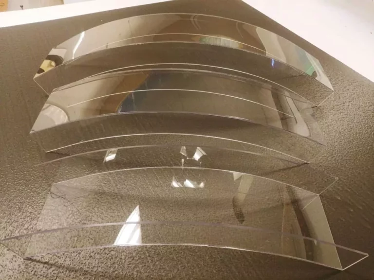 Dlaczego poliwęglan lity zasłynął w szkleniu m.in. maszyn drzewnych, jachtów i dźwigów?