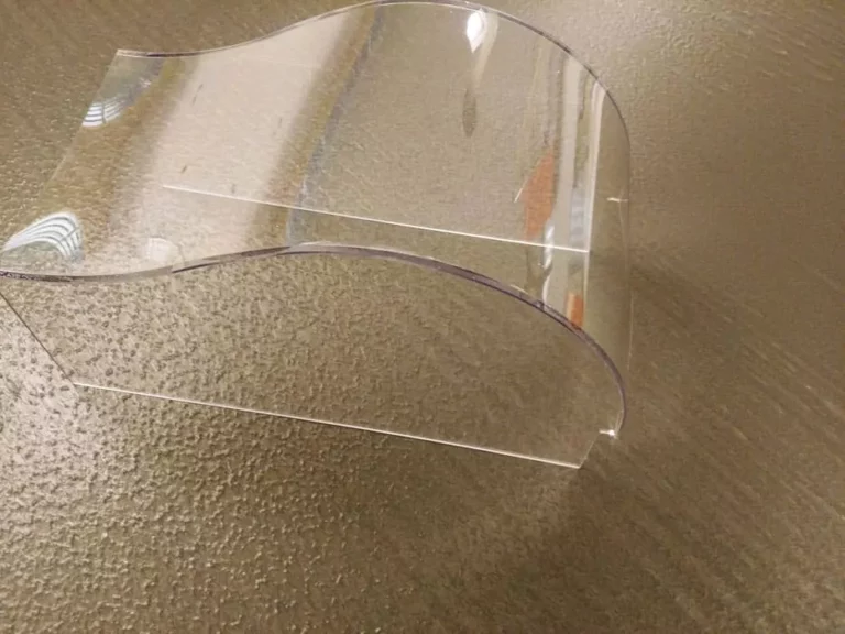 Czym ciąć poliwęglan? Sposoby cięcia poliwęglanu komorowego i litego