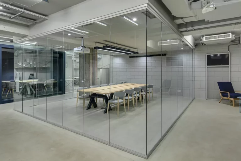 Przegrody z poliwęglanu: w taksówkach, pojazdach uprzywilejowanych, a także samochodach driftujących