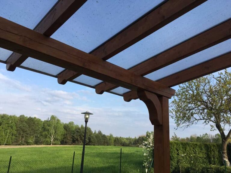 Jaką grubość poliwęglanu wybrać na zadaszenie tarasu i szklarnię?