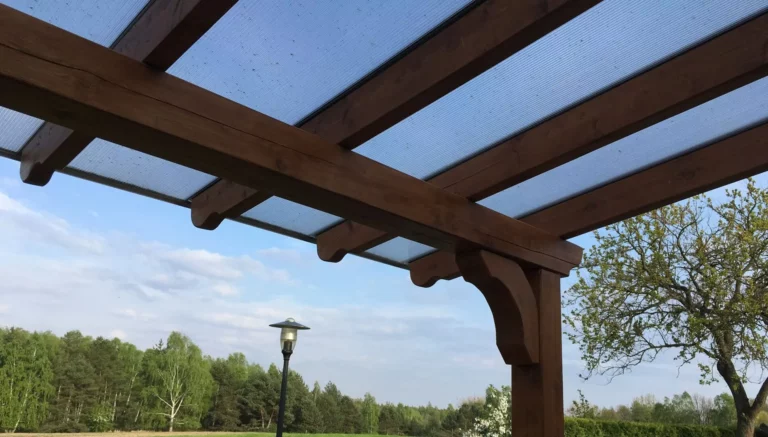 Właściwości i zalety zadaszenia tarasu z poliwęglanu