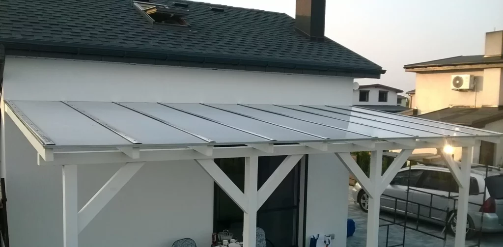 Poliwęglan mleczny, dymiony czy przezroczysty? Jaki kolor wybrać na taras?