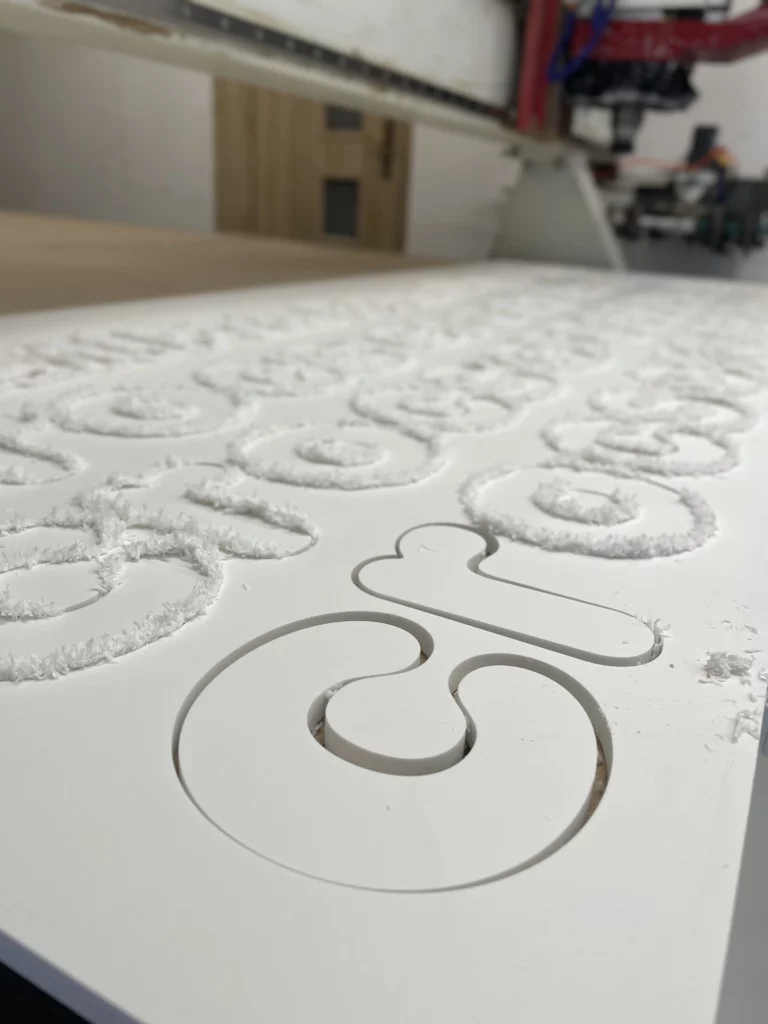 Frezowanie płyt PCV w PlexiArt – precyzja, trwałość i innowacja w obróbce materiałów