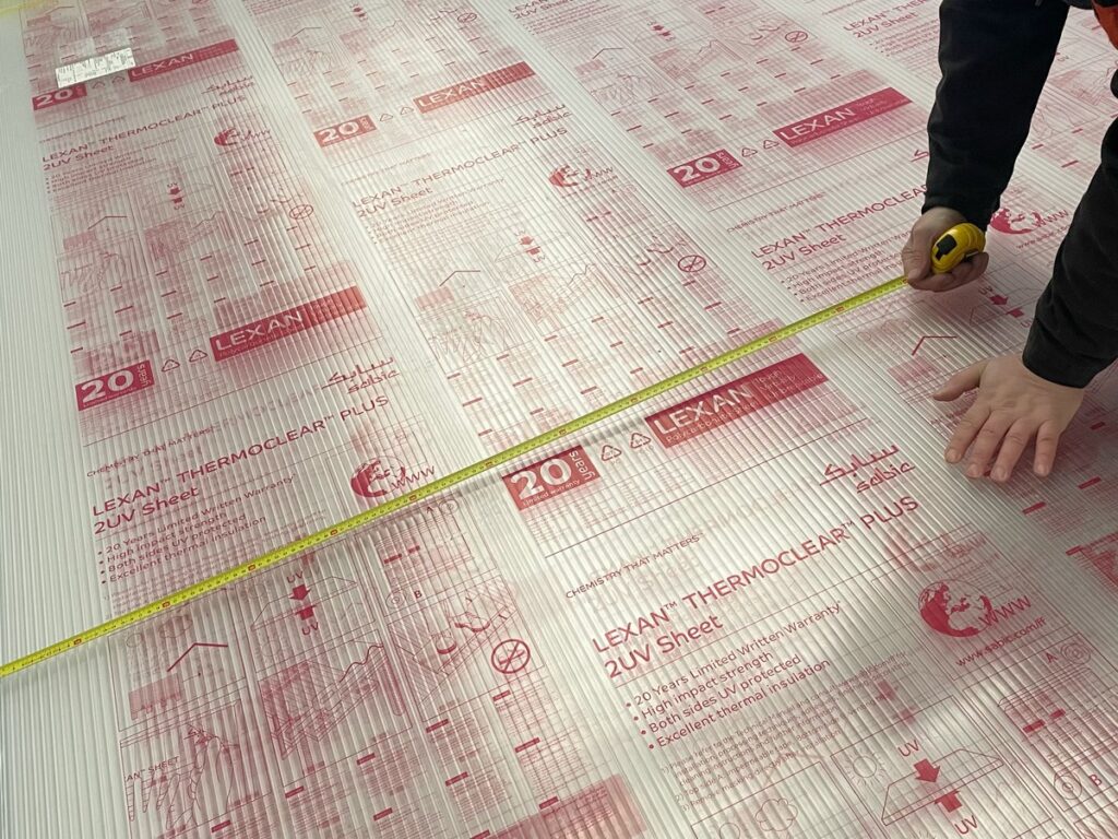 Nowoczesne zadaszenie pompy ciepła – od drewna po poliwęglan. Co wybrać i dlaczego?