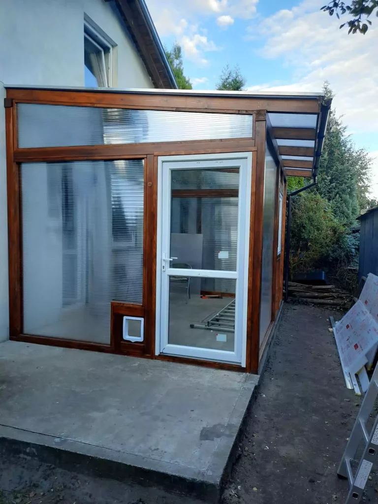 Ogród zimowy na tarasie – sprawdź, jak go zbudować i jak to zrobić bez stresu!